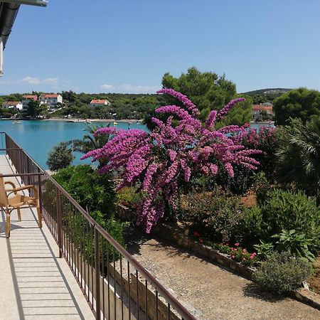 Trim Rooms And Apartments Loviste Bagian luar foto