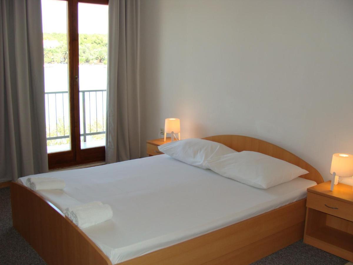 Trim Rooms And Apartments Loviste Bagian luar foto