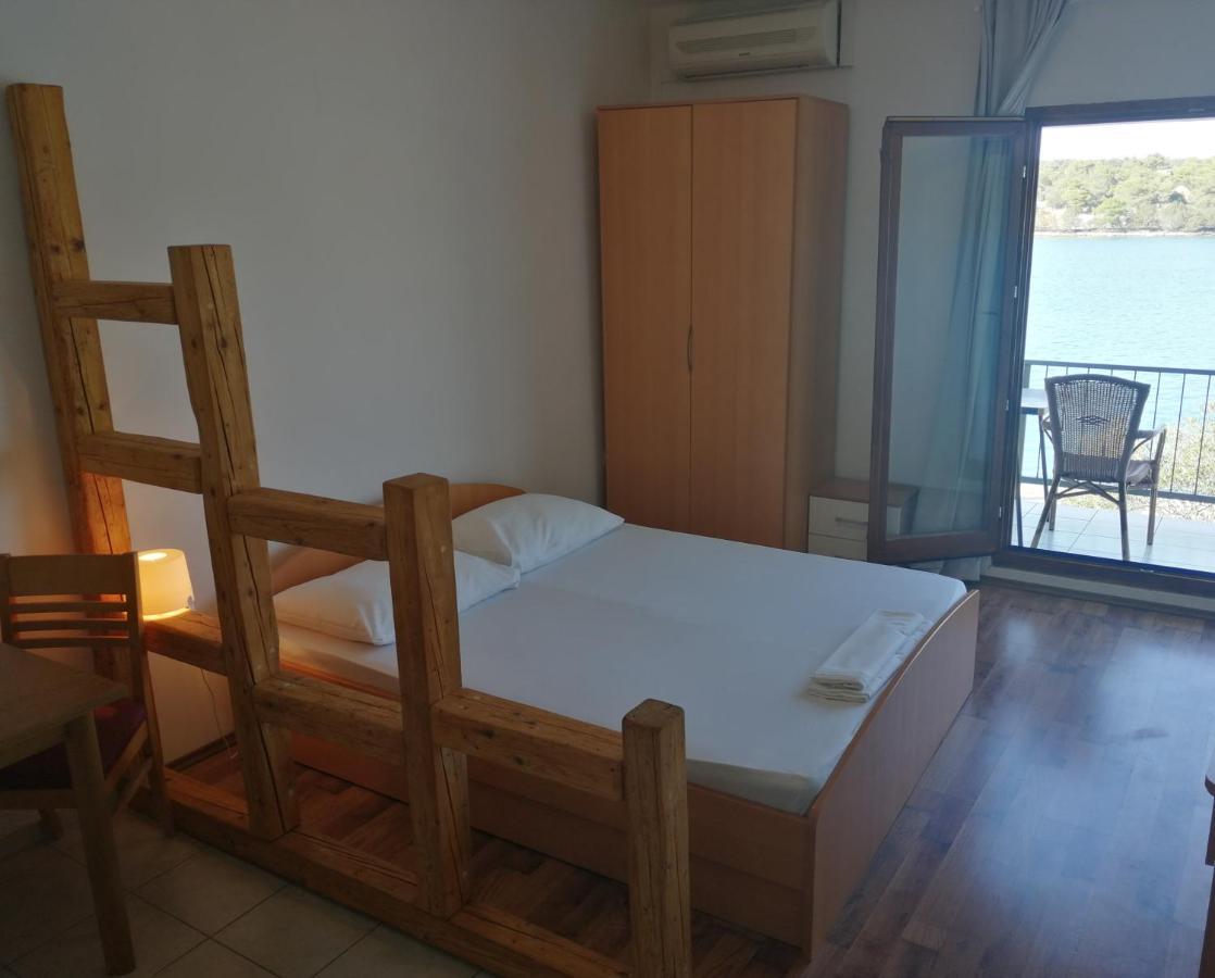 Trim Rooms And Apartments Loviste Bagian luar foto