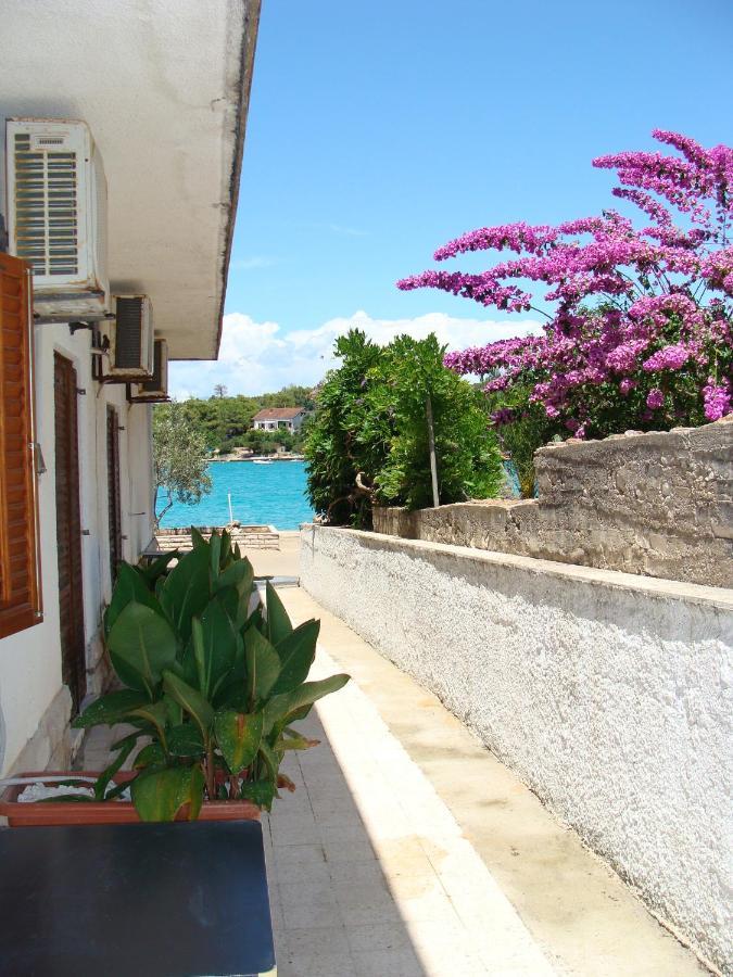 Trim Rooms And Apartments Loviste Bagian luar foto