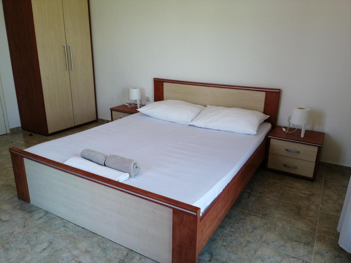 Trim Rooms And Apartments Loviste Bagian luar foto