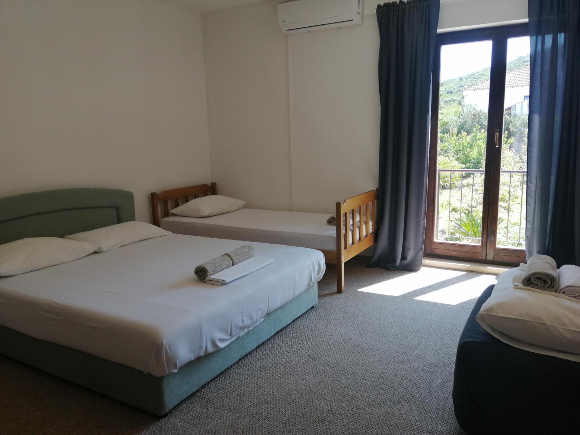 Trim Rooms And Apartments Loviste Bagian luar foto