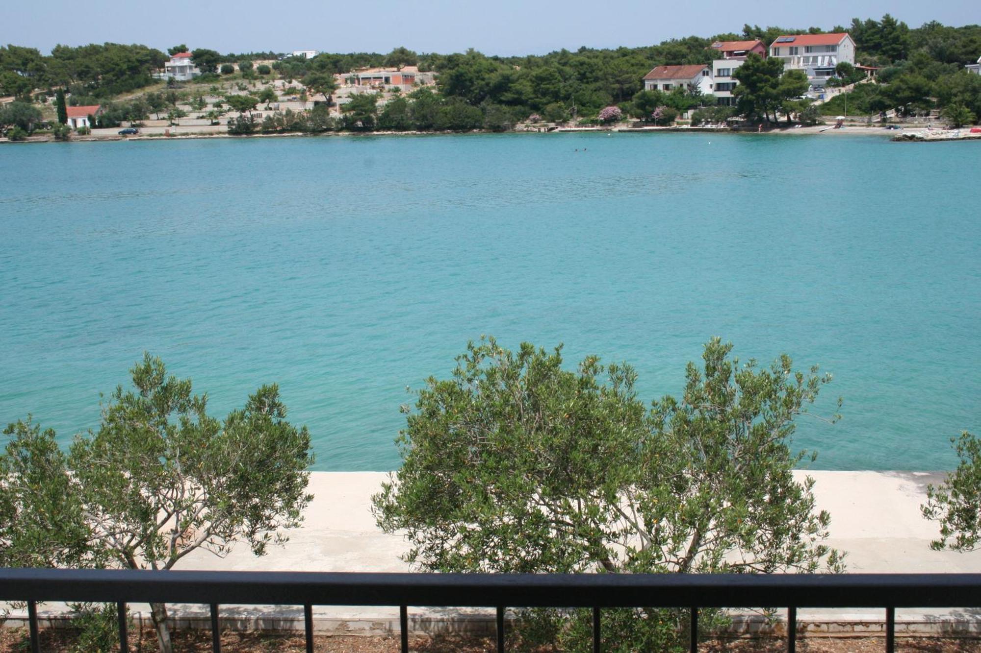 Trim Rooms And Apartments Loviste Bagian luar foto