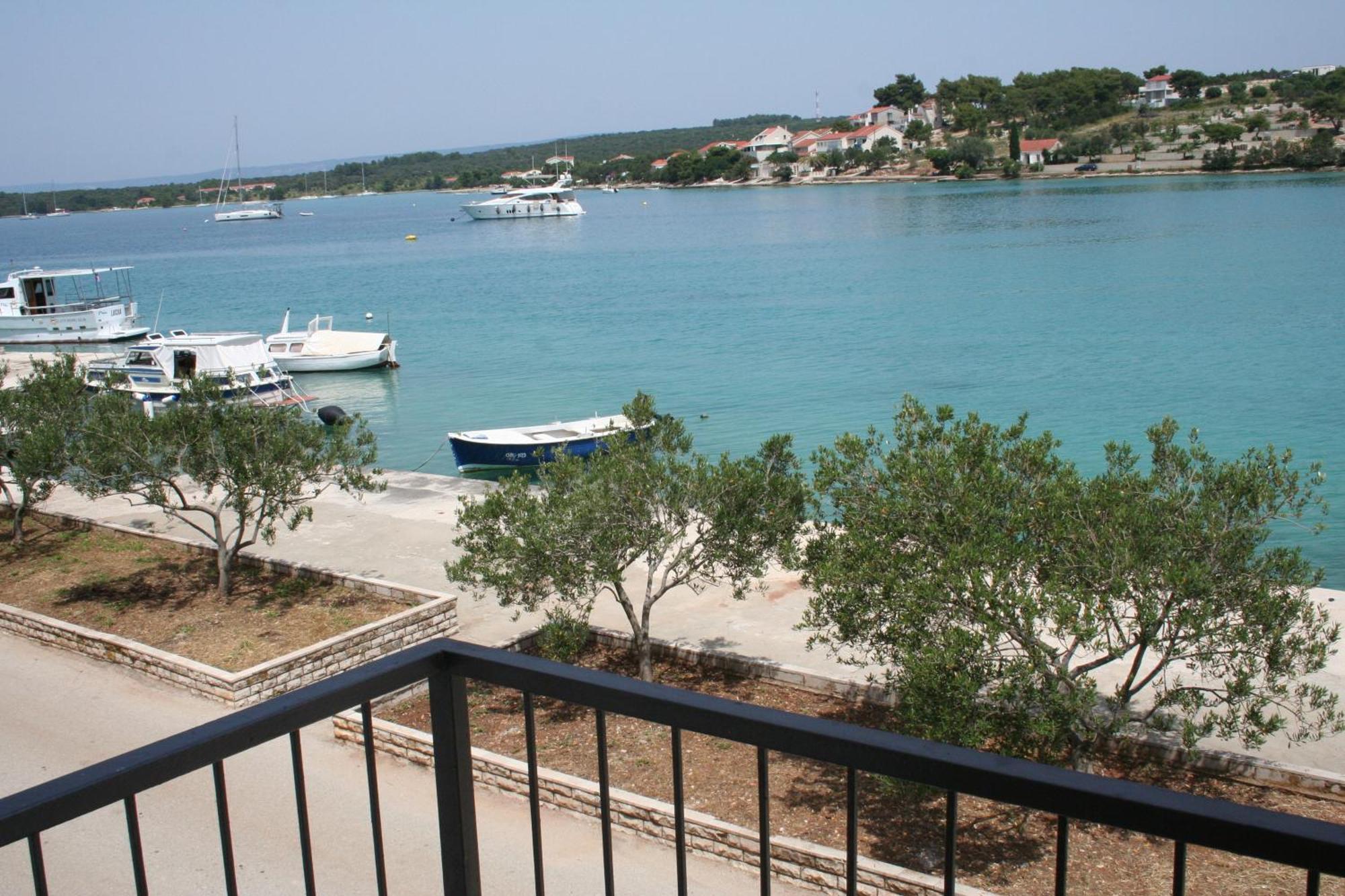 Trim Rooms And Apartments Loviste Bagian luar foto