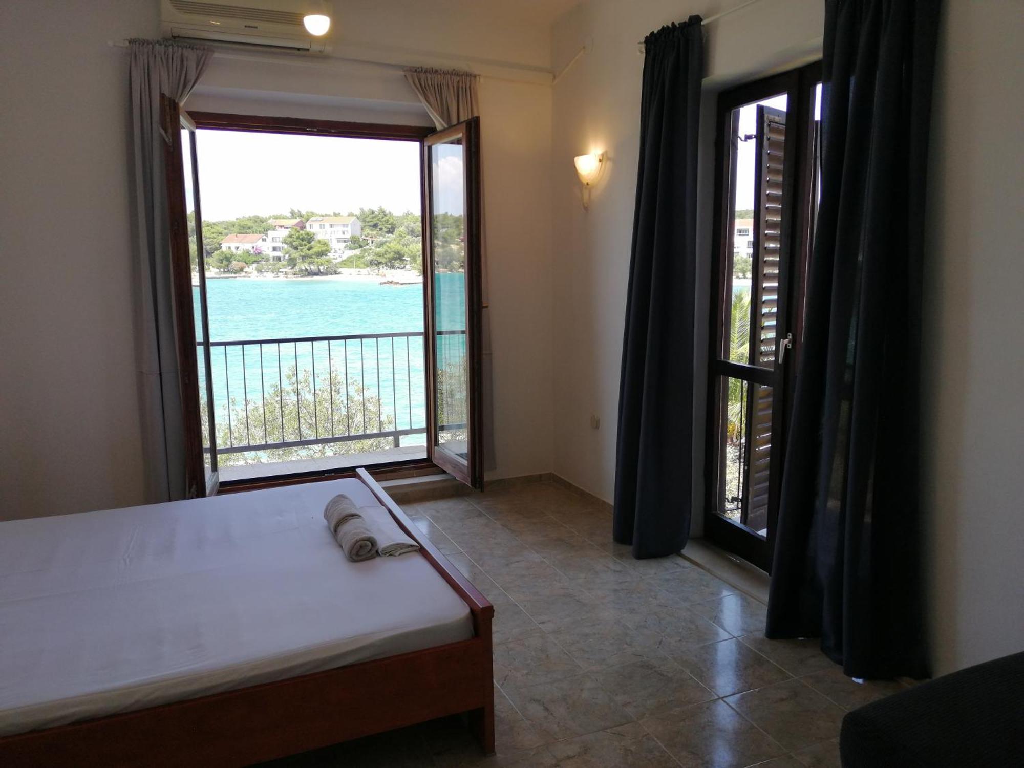Trim Rooms And Apartments Loviste Bagian luar foto