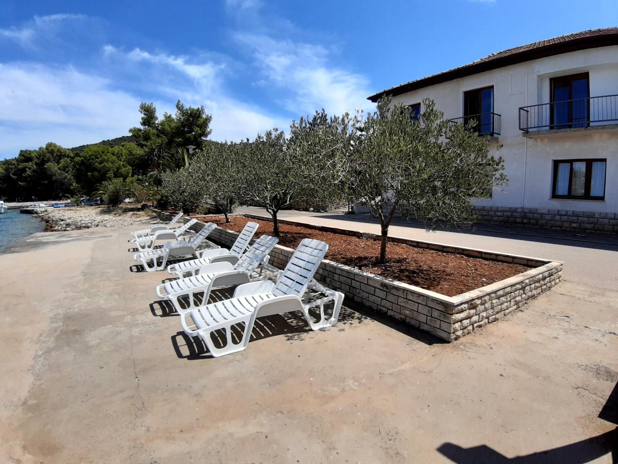 Trim Rooms And Apartments Loviste Bagian luar foto