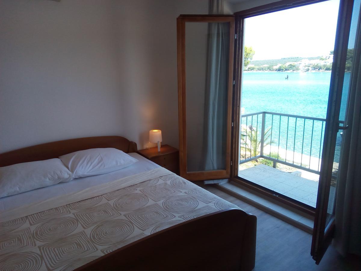 Trim Rooms And Apartments Loviste Bagian luar foto