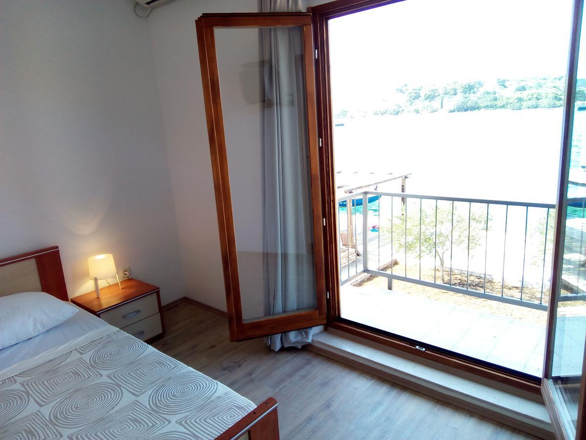 Trim Rooms And Apartments Loviste Bagian luar foto