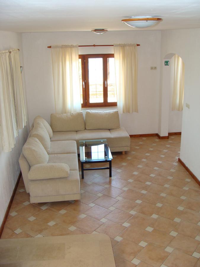 Trim Rooms And Apartments Loviste Bagian luar foto