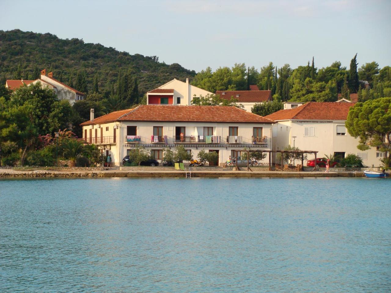 Trim Rooms And Apartments Loviste Bagian luar foto